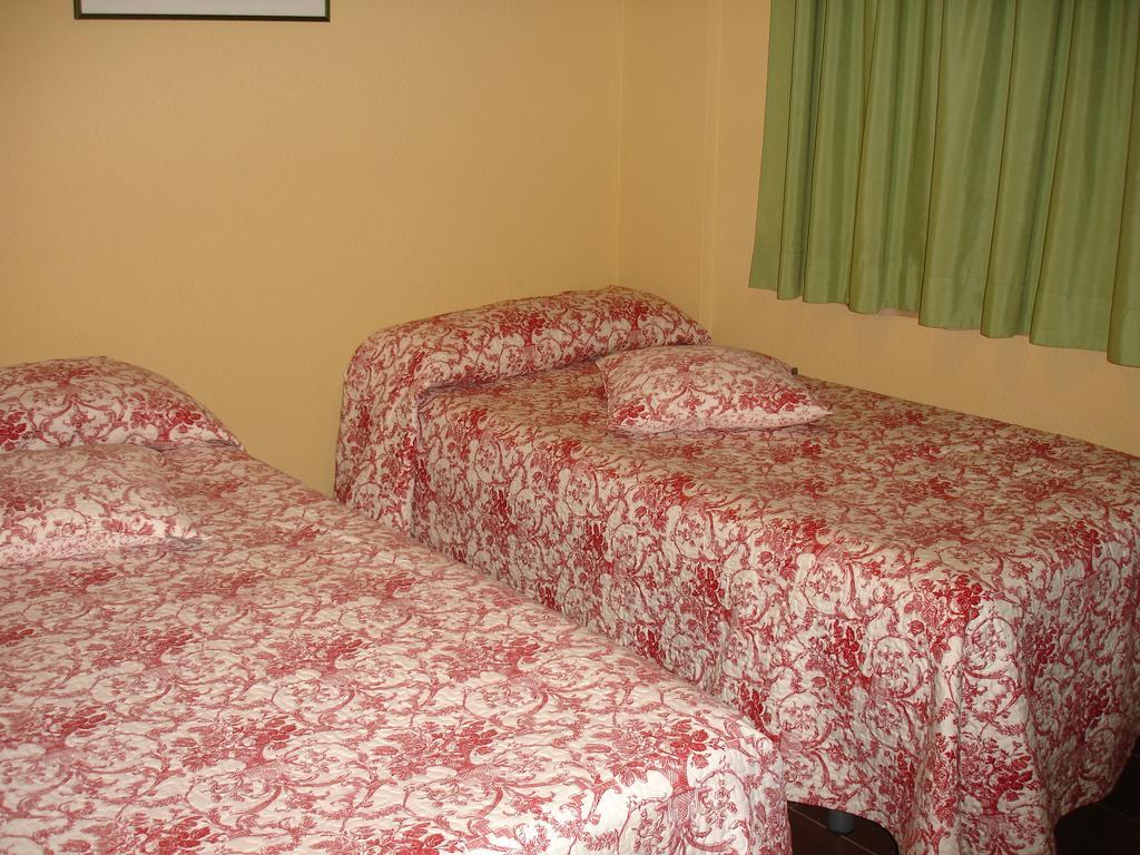 מדריד Hostal Puerta Bonita Vista Alegre מראה חיצוני תמונה