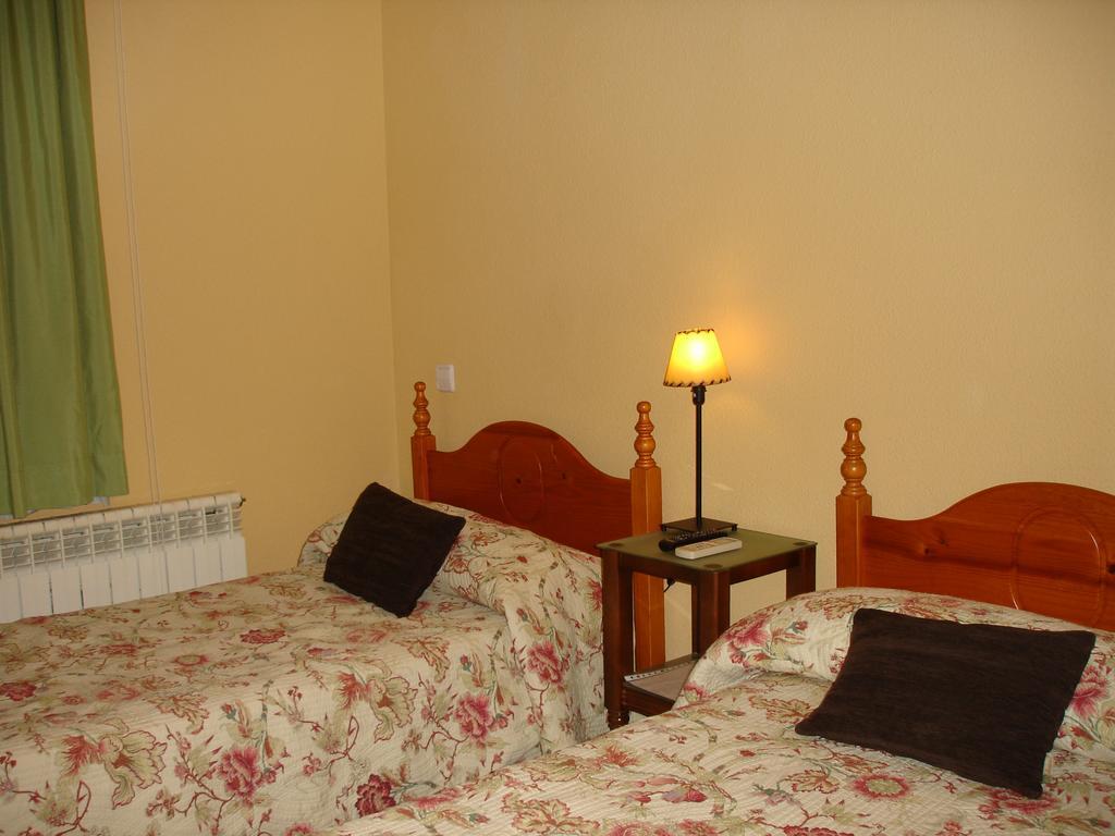 מדריד Hostal Puerta Bonita Vista Alegre מראה חיצוני תמונה