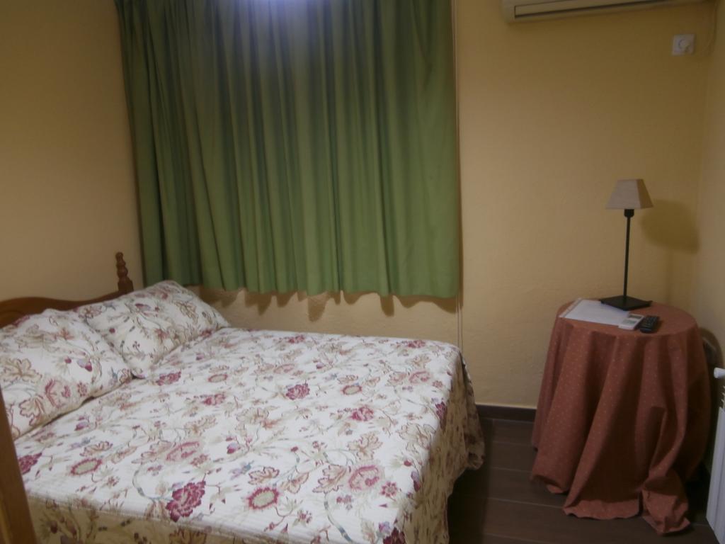 מדריד Hostal Puerta Bonita Vista Alegre מראה חיצוני תמונה
