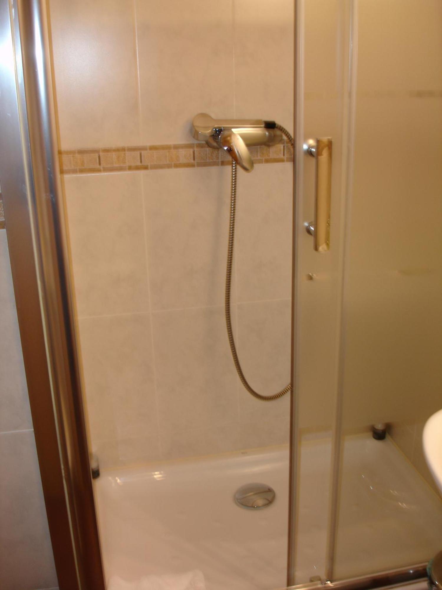 מדריד Hostal Puerta Bonita Vista Alegre מראה חיצוני תמונה