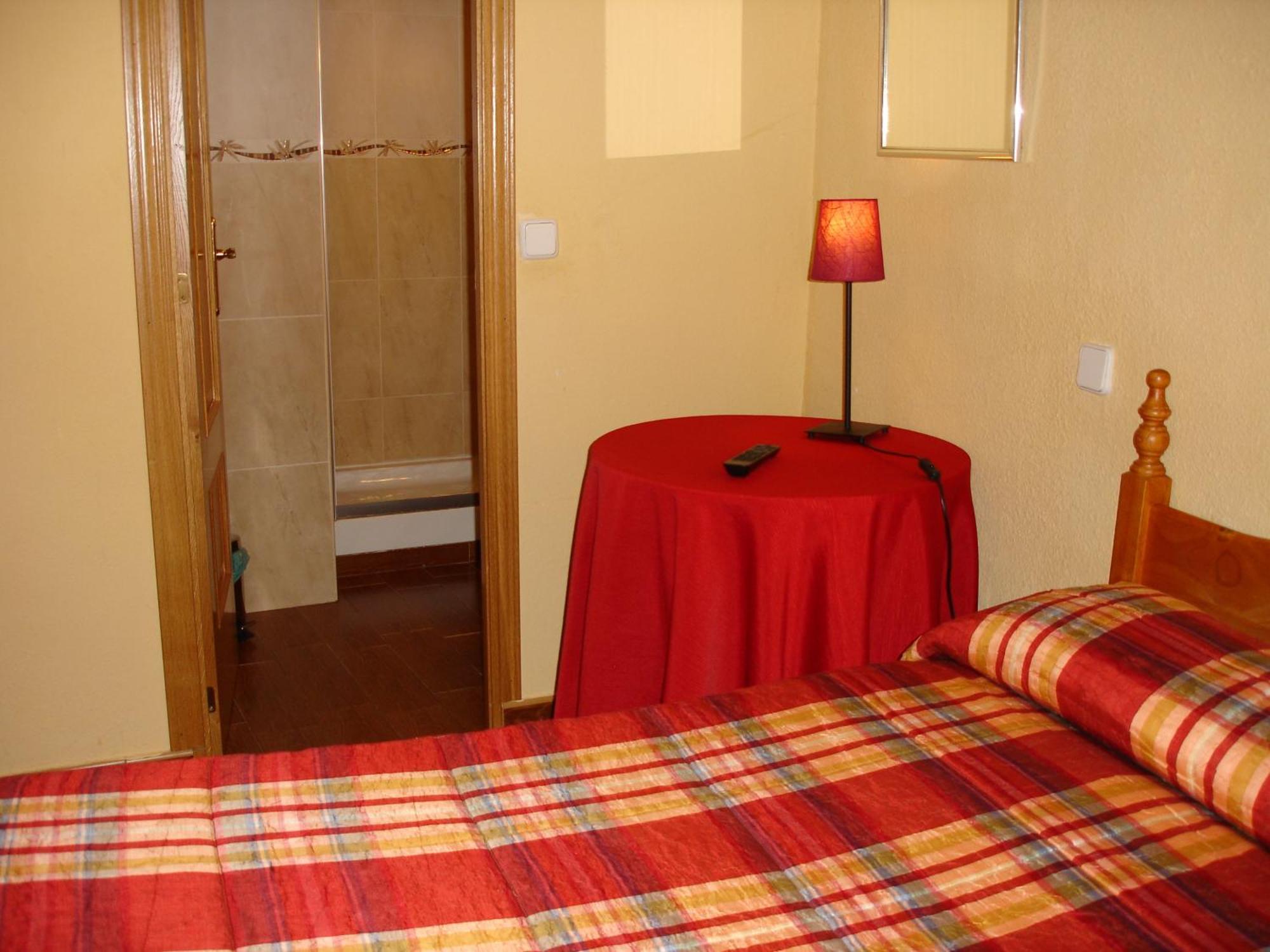 מדריד Hostal Puerta Bonita Vista Alegre מראה חיצוני תמונה