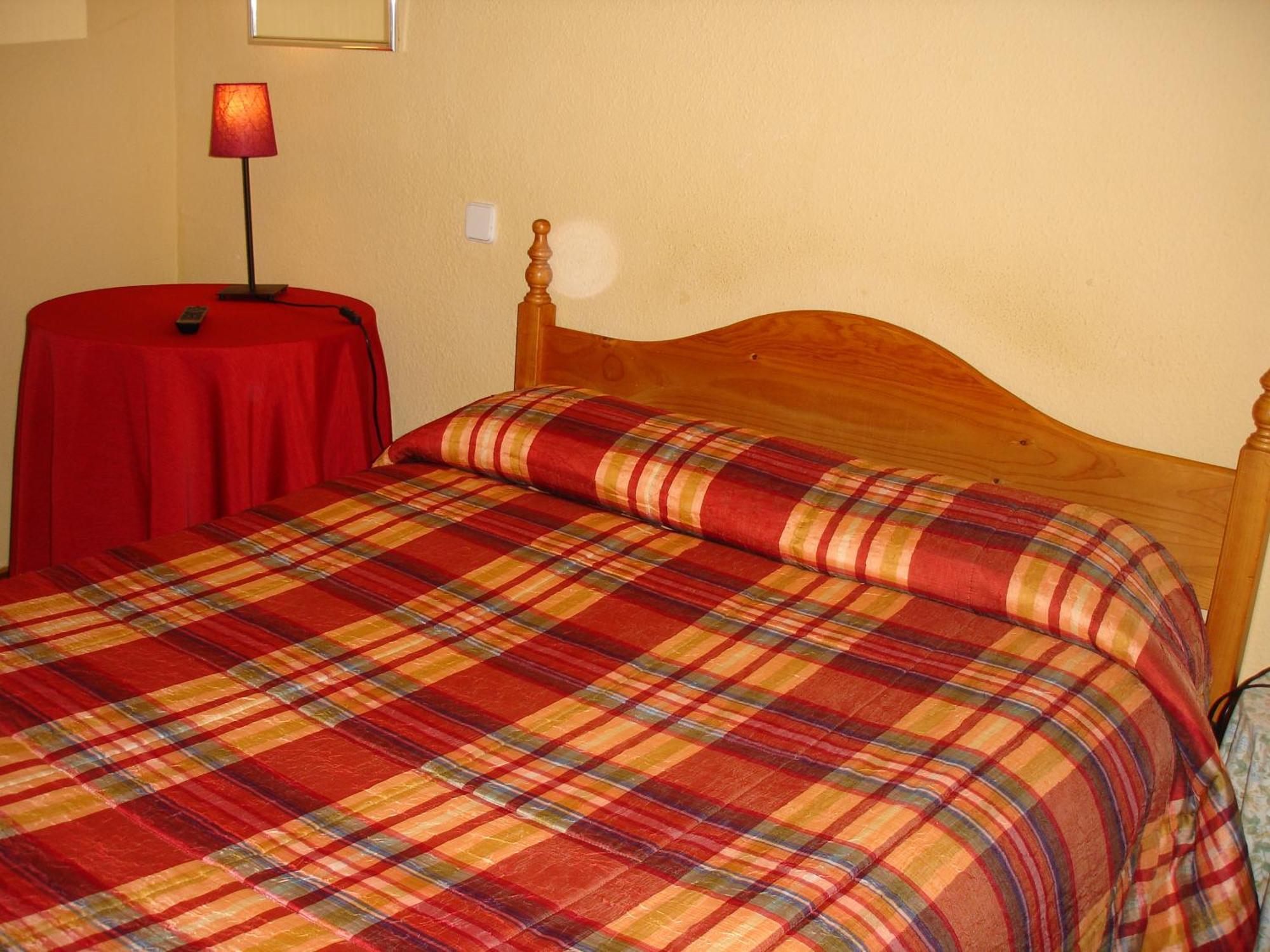 מדריד Hostal Puerta Bonita Vista Alegre מראה חיצוני תמונה