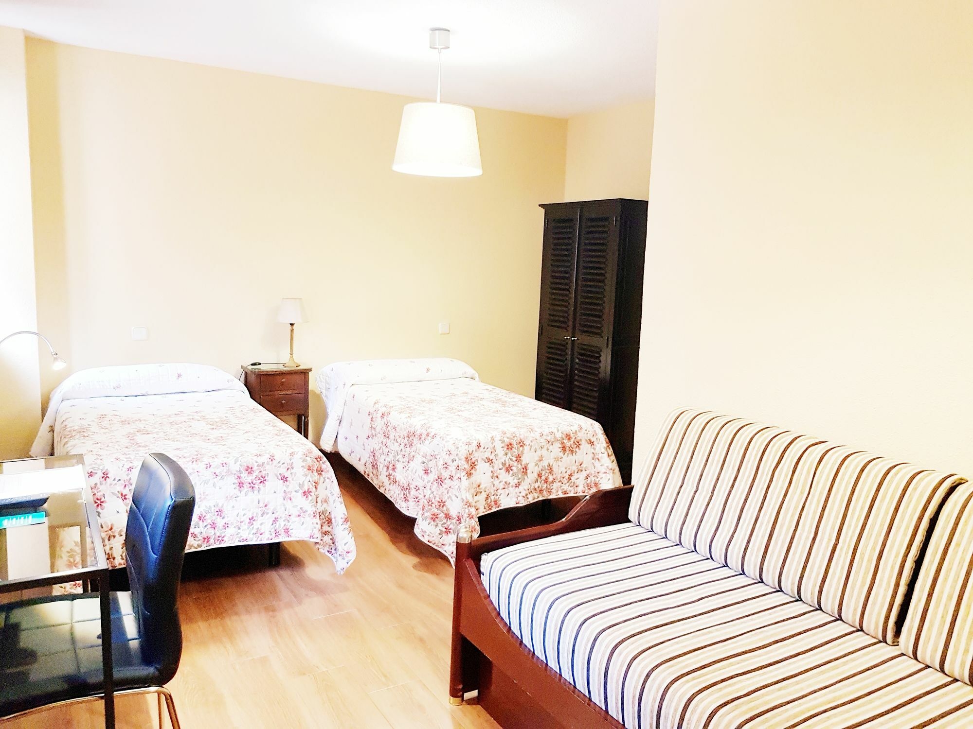 מדריד Hostal Puerta Bonita Vista Alegre מראה חיצוני תמונה